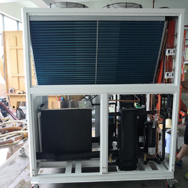 একটি চিলারে কনডেন্সারের কাজ কী?